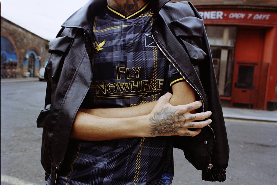 lyle-scott-feiert-terrace-fu-ballkultur-mit-erster-kollaboration-mit-fly-nowhere