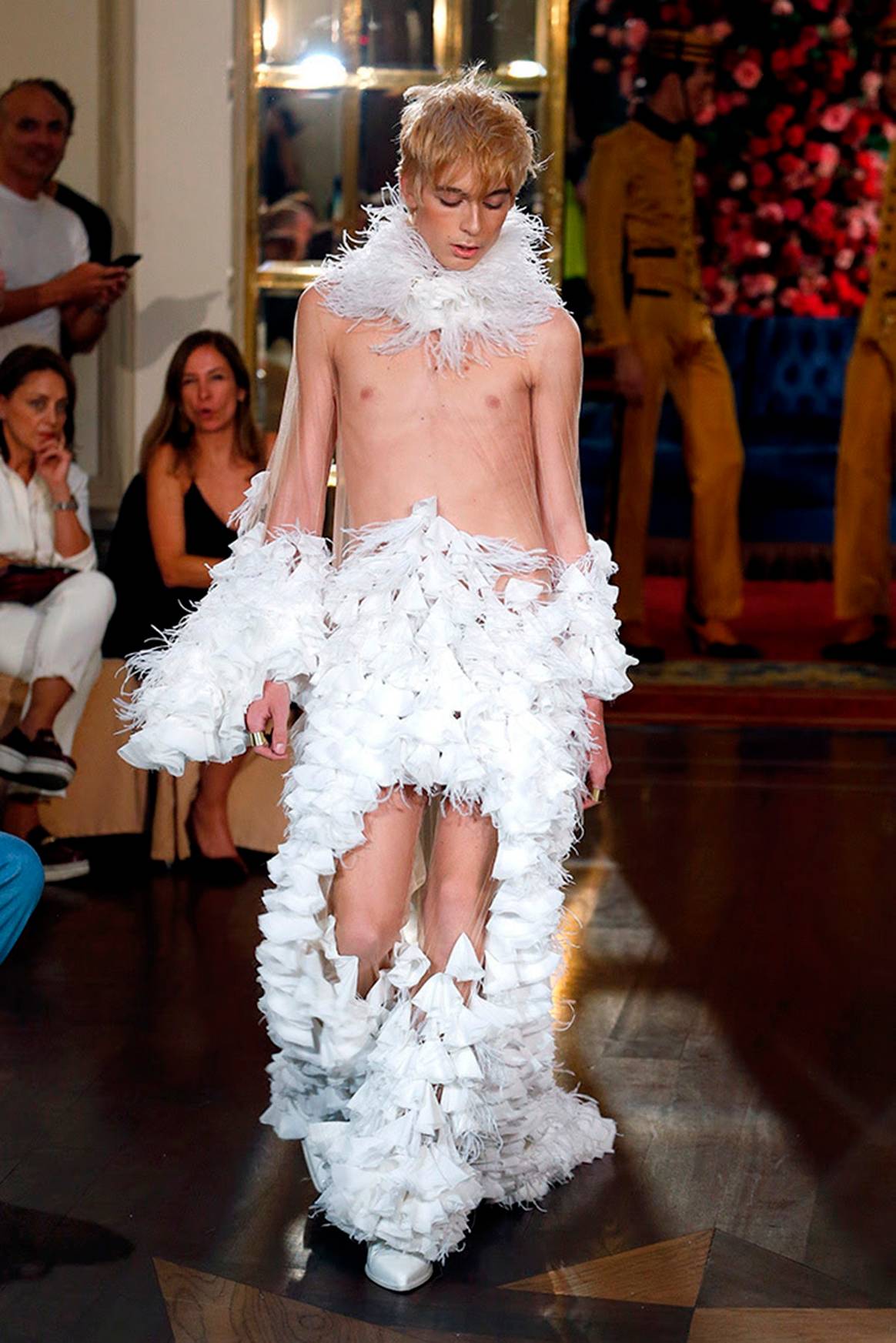 Imagen de archivo: vestido realizado en gasa transparente con aplicaciones blancas de plumas y volantes en cuerpo, mangas y cuello durante el desfile “Hotel Palomo” en el Hotel Wellington de Madrid