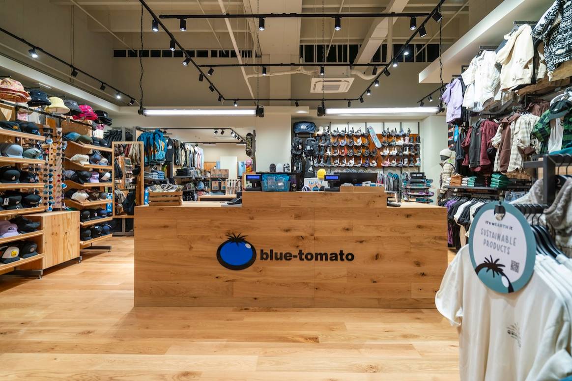 Das Interieur des Blue-Tomato-Stores in Bergamo