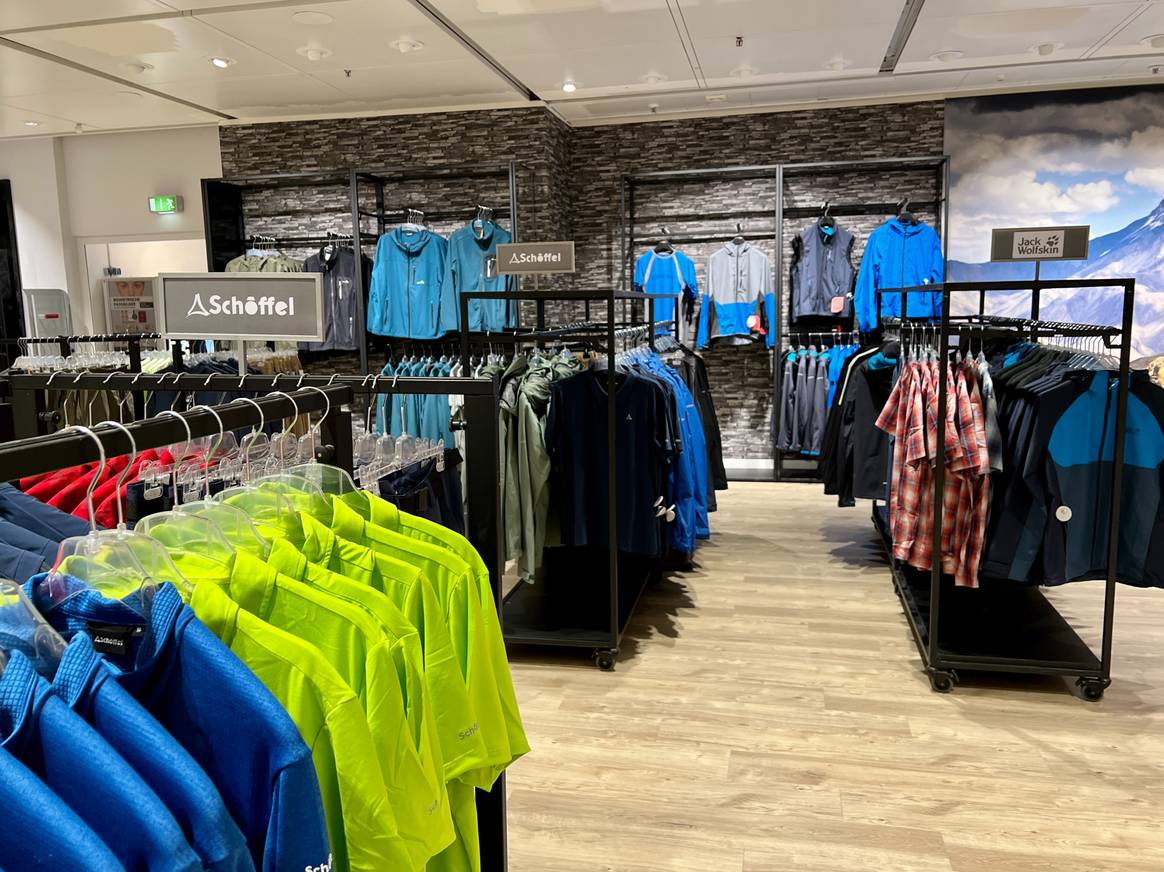 Galeria richtet das Sortiment stärker auf den Standort aus. Im Sport liegt der Fokus in Euskirchen am nördlichen Rand der Eifel auf Outdoor. Bild: FashionUnited