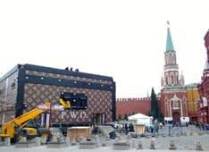 Чемодан LV на Красной площади