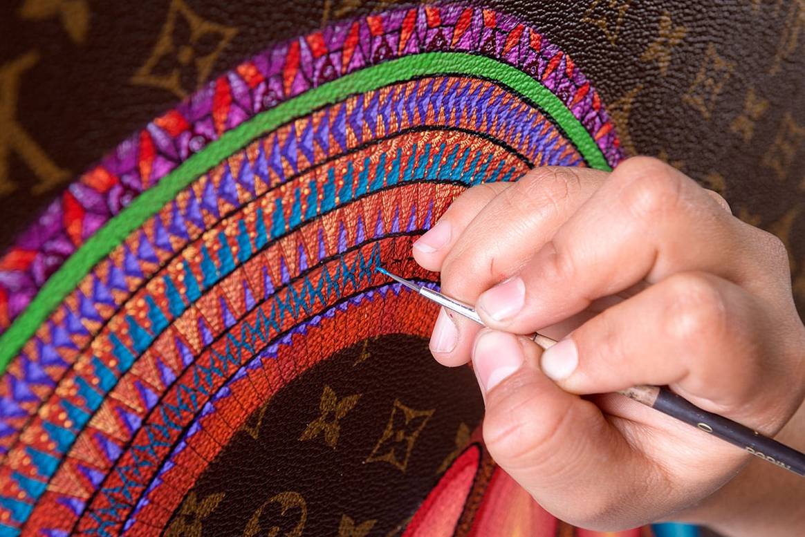 Louis Vuitton presenta los primeros baúles intervenidos con arte zapoteco