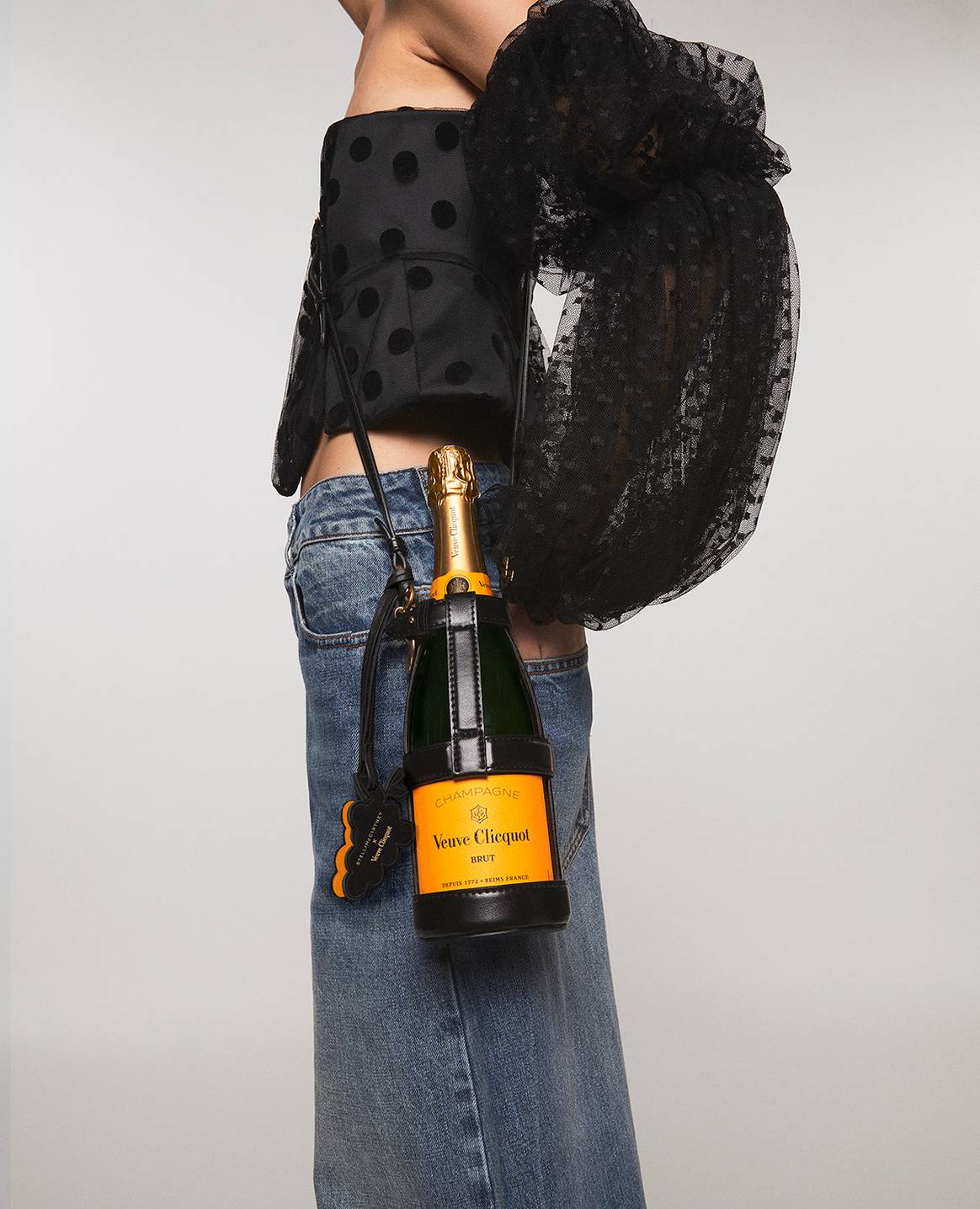 Diseño de Stella McCartney confeccionado en cuero de champán “Vegea”, desarrollado junto a las bodegas Veuve Clicquot.