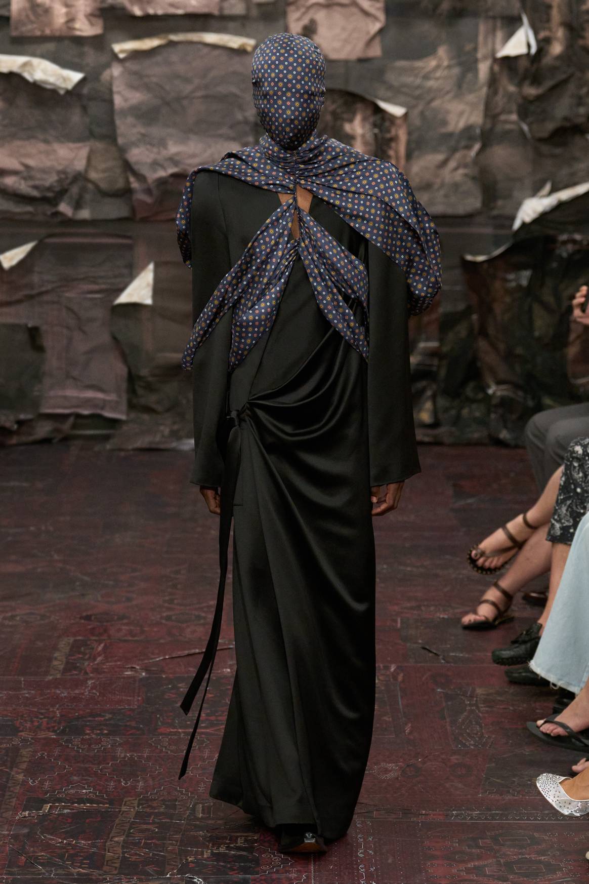 Look 45: Een lange peignoir (een soort kamerjas) gemaakt van gedrapeerde satijnen zijde.