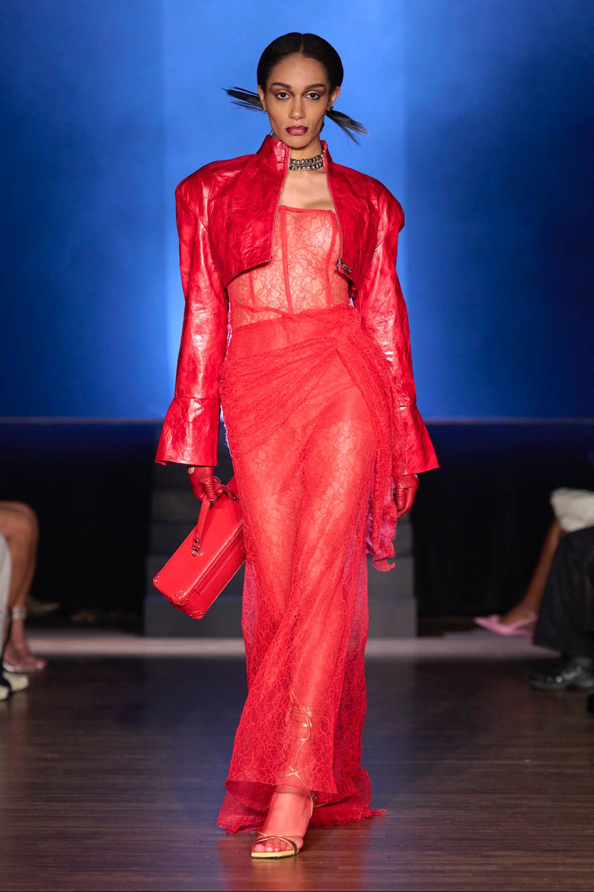 'Scarlet Smile' bei Kim Shui FW24/25.