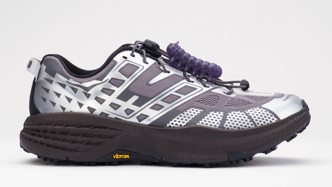 Kleine plastische Raupen kriechen als abnehmbares Detail den Schuh hoch