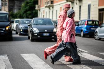 Fashion Week de Milan : les streetstyles PE26 allient minimalisme et motifs