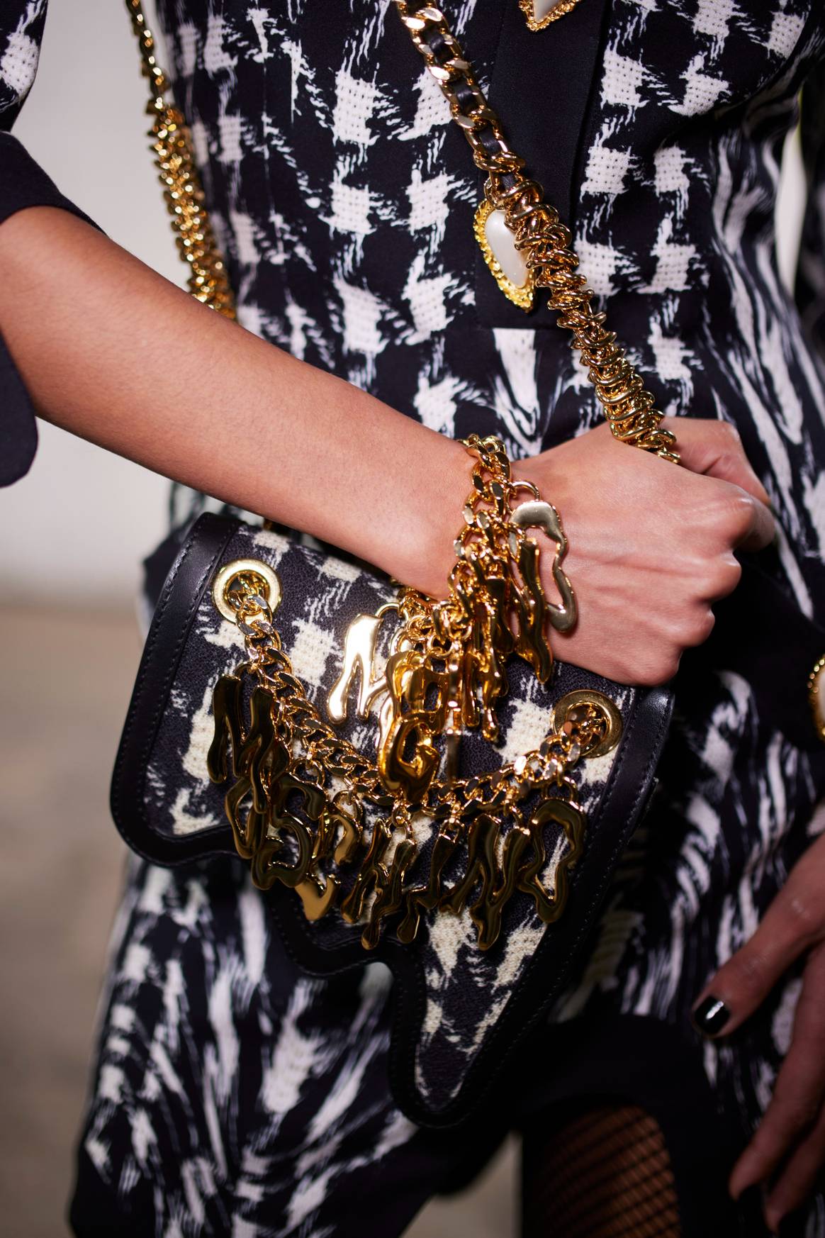 Joyería dorada Moschino FW23