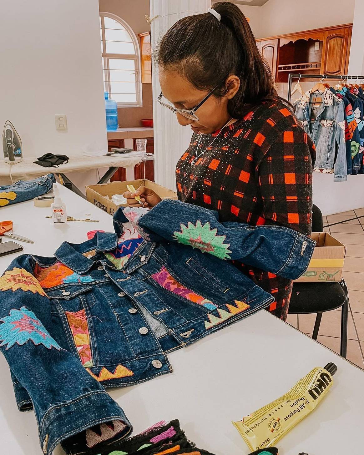 La artesana Adonaí Sánchez trabajando en una de las chamarras de esta colección para Levi's en Oaxaca