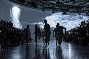 Silhouette fluide et géométrique pour l'homme Issey Miyake