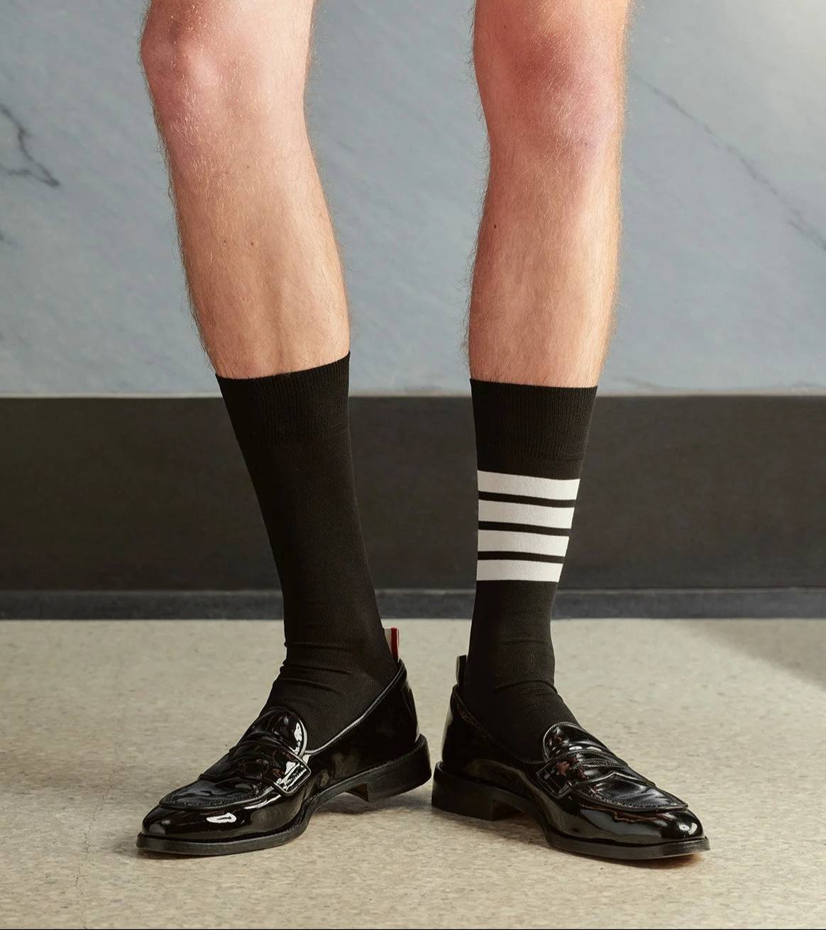 Photo Credits: Diseños de Thom Browne marcados con sus representativas barras horizontales. Thom Browne, página oficial.