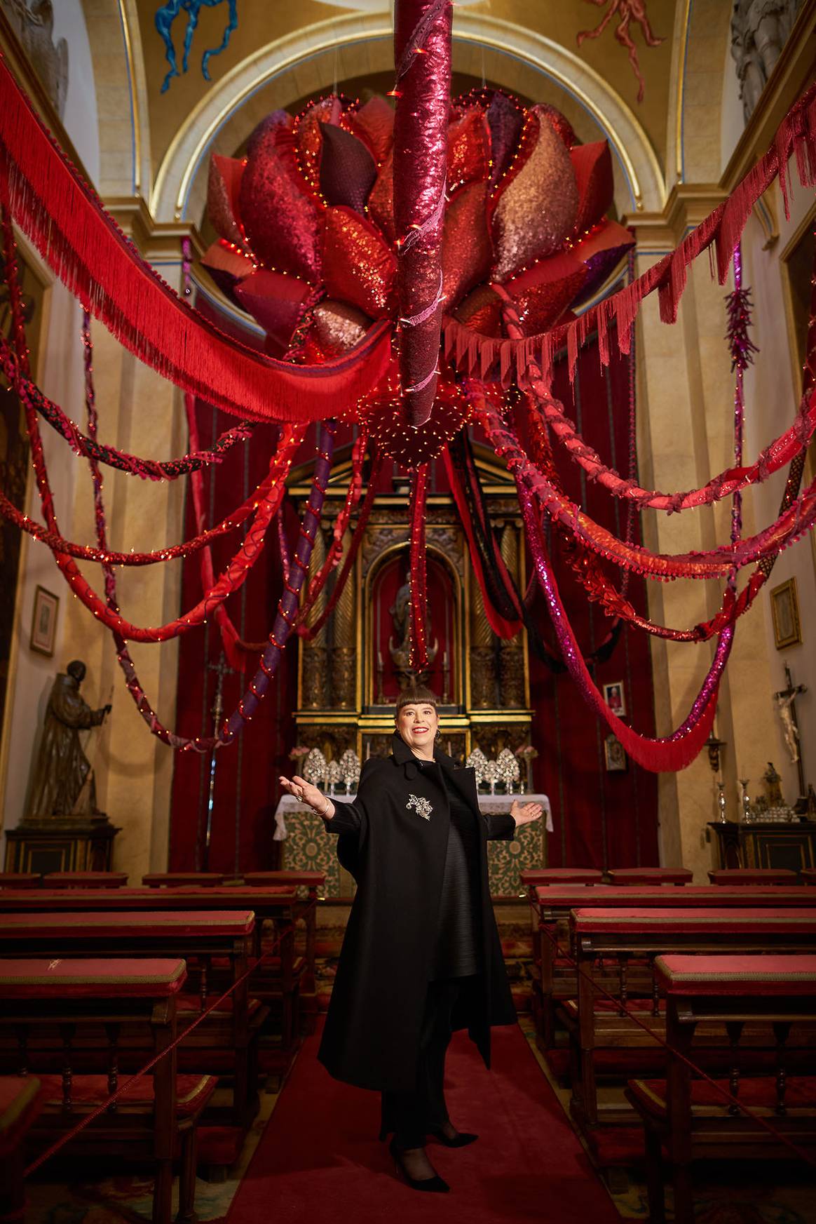 Joana Vasconcelos frente a su obra “Flaming Heart” (2019), instalada en la capilla del Palacio de Liria de Madrid (España).