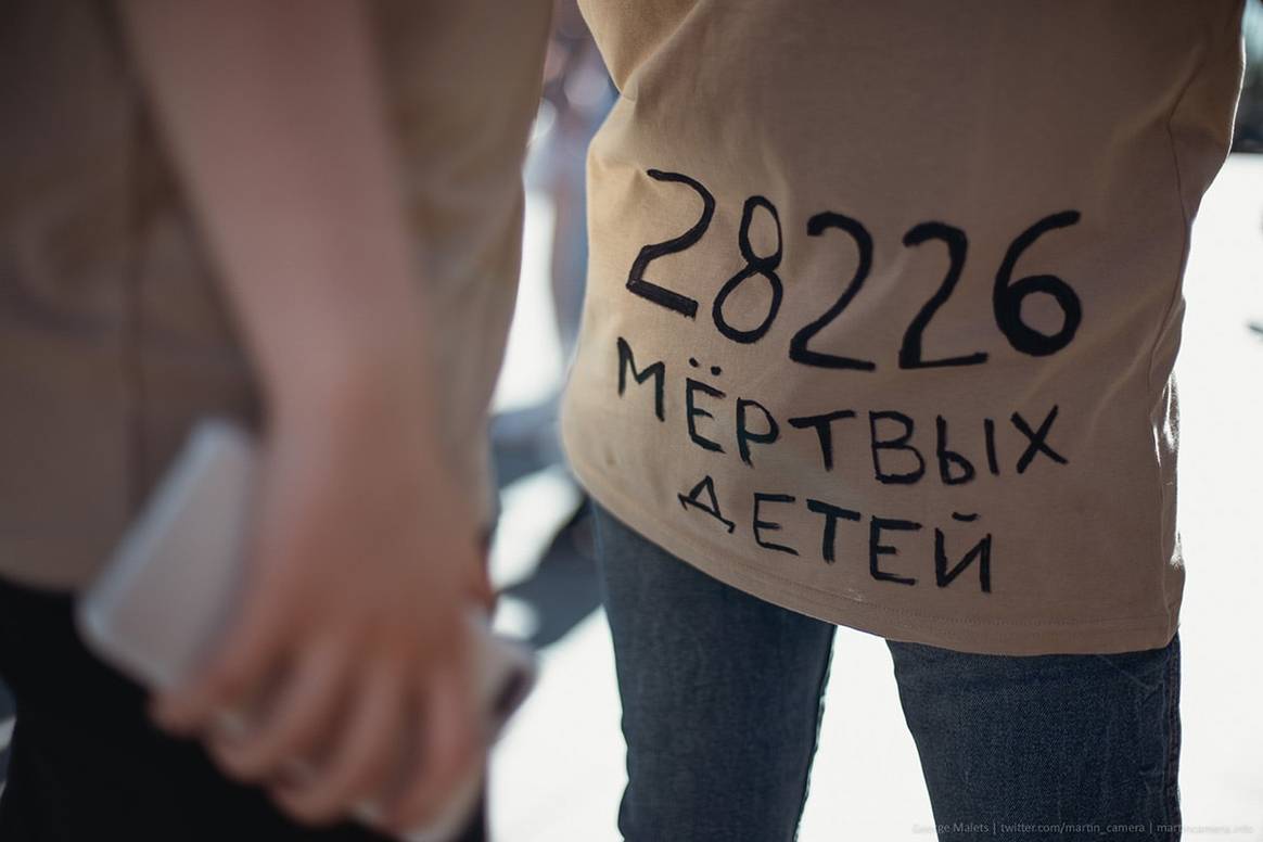 Пикет на презентации коллекции одежды Тимати и Минобороны: "Война - это не модно"