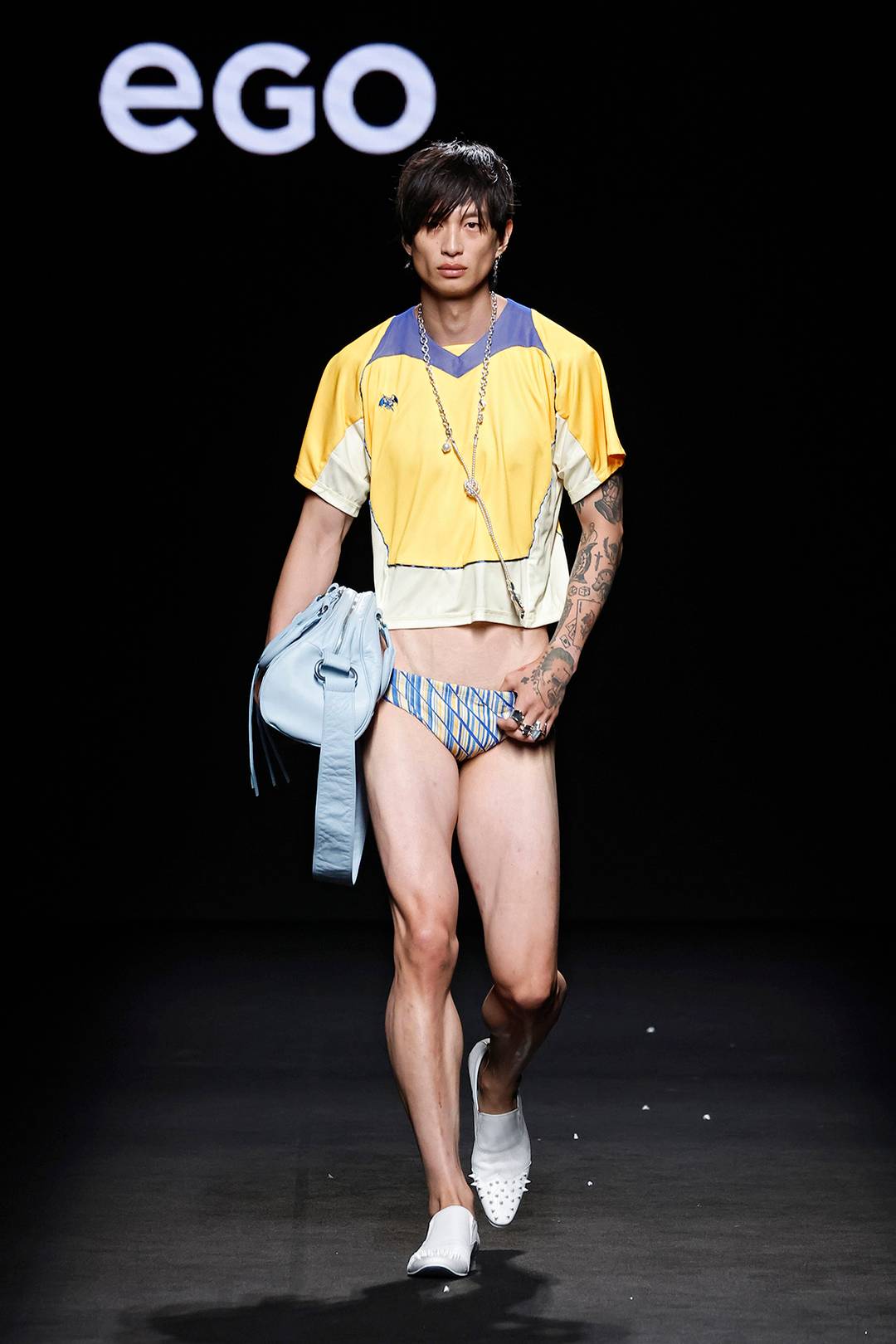 Desfile de Dimoni Studio, con piezas de UNOde50, en el circuito Ego de MBFW Madrid.