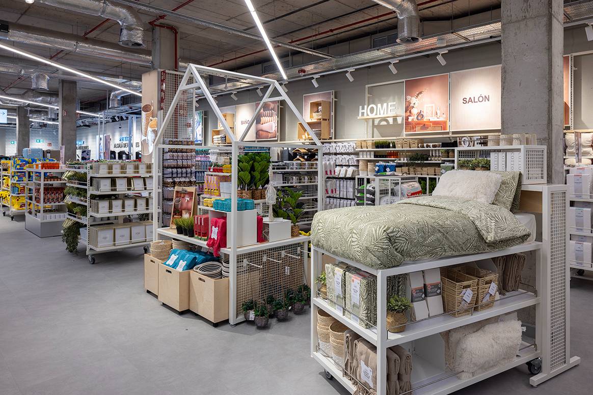 Tienda de Primark en el centro comercial Alcalá Magna de Alcalá de Henares, Madrid (España).