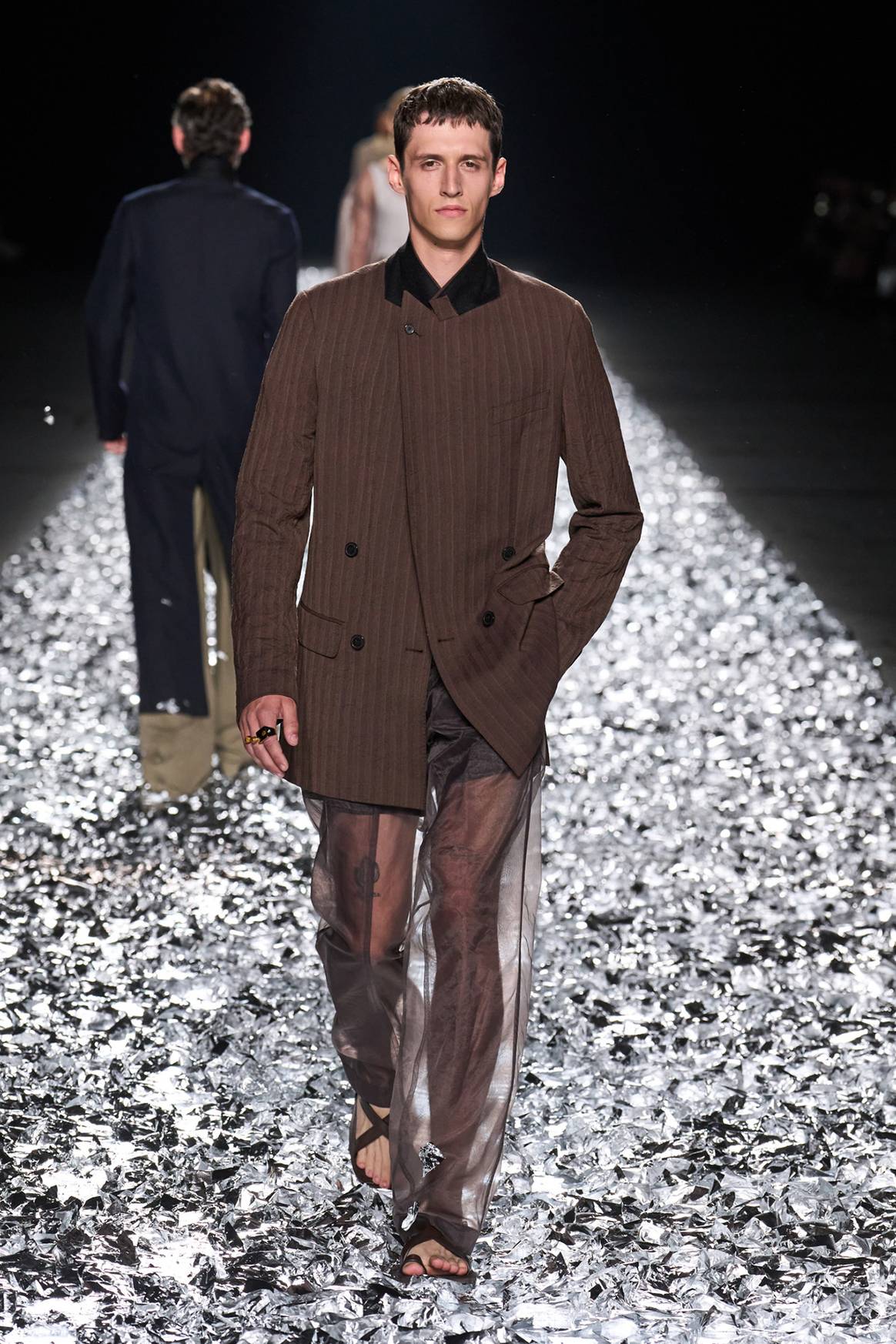 Dries Van Noten, colección moda-hombre para la temporada Primavera/Verano 2025.