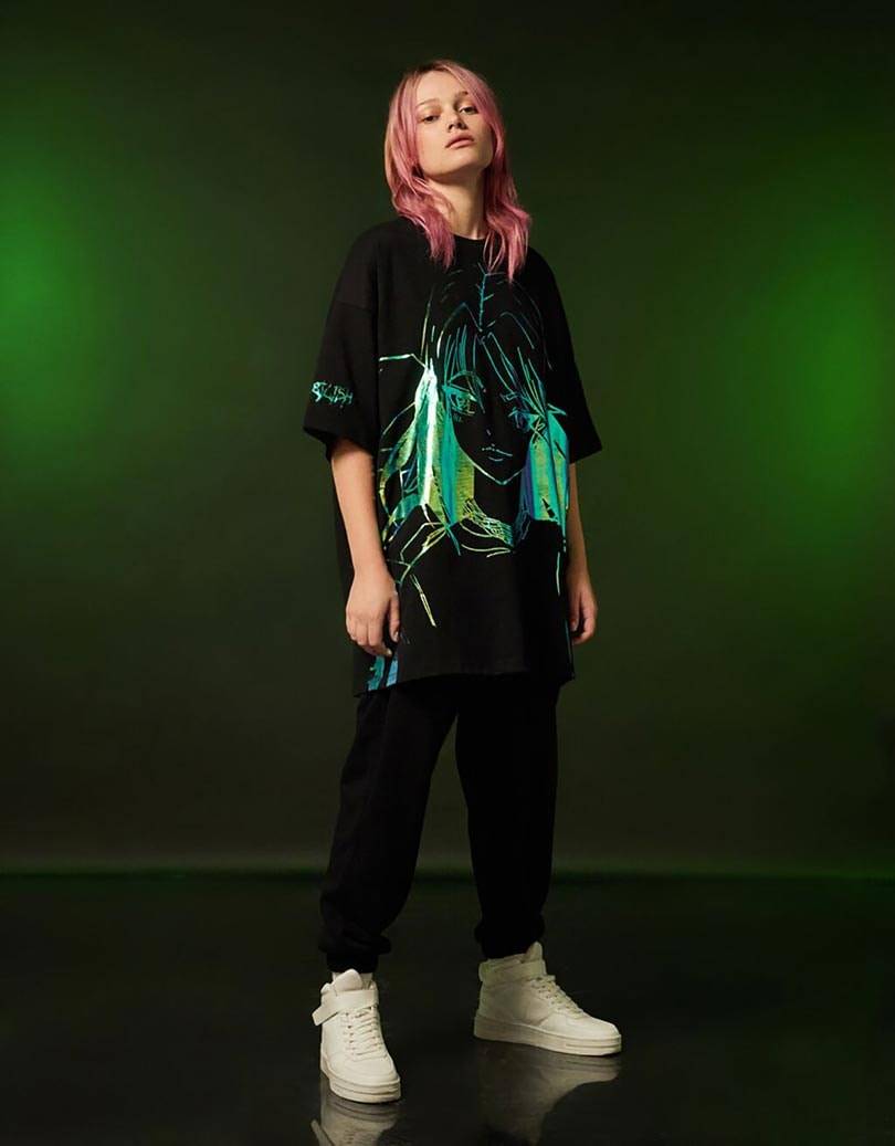 Ya está aquí la nueva colección de Billie Eilish para Bershka: prendas “genderless”, mascarillas e ilustraciones manga