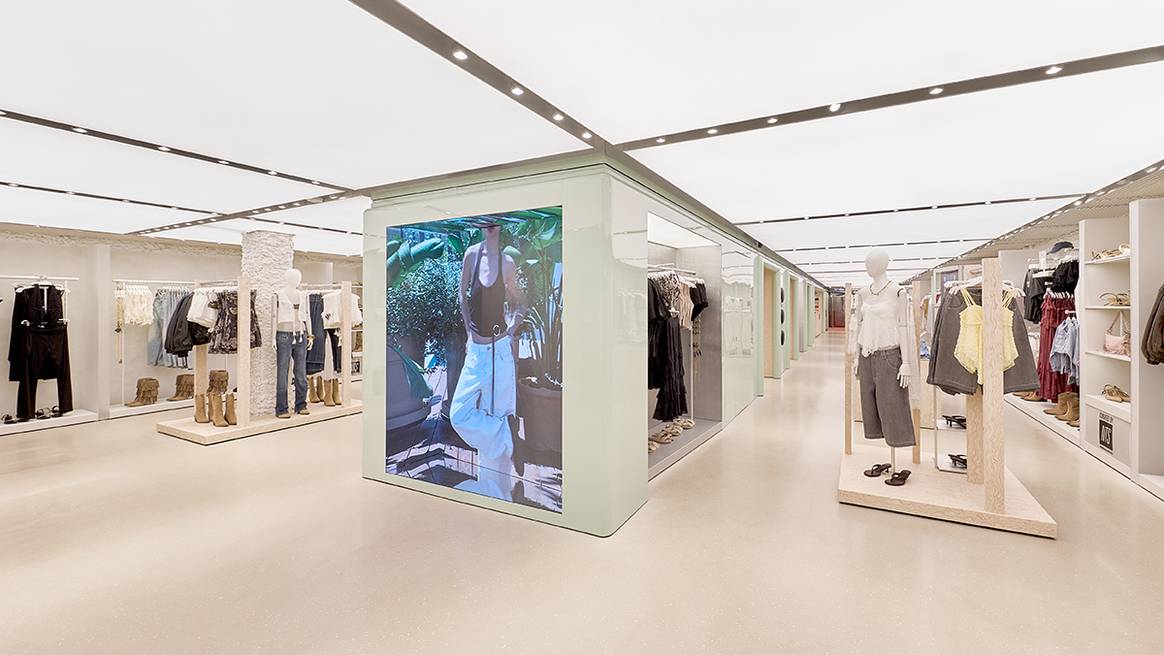 Tienda de Bershka en el número 28-30 de la avenida de Bartomeu de Roselló de Ibiza (España).