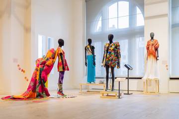 In beeld: Dit is de allerlaatste tentoonstelling van Fashion for Good ‘What Comes Around Goes Around’