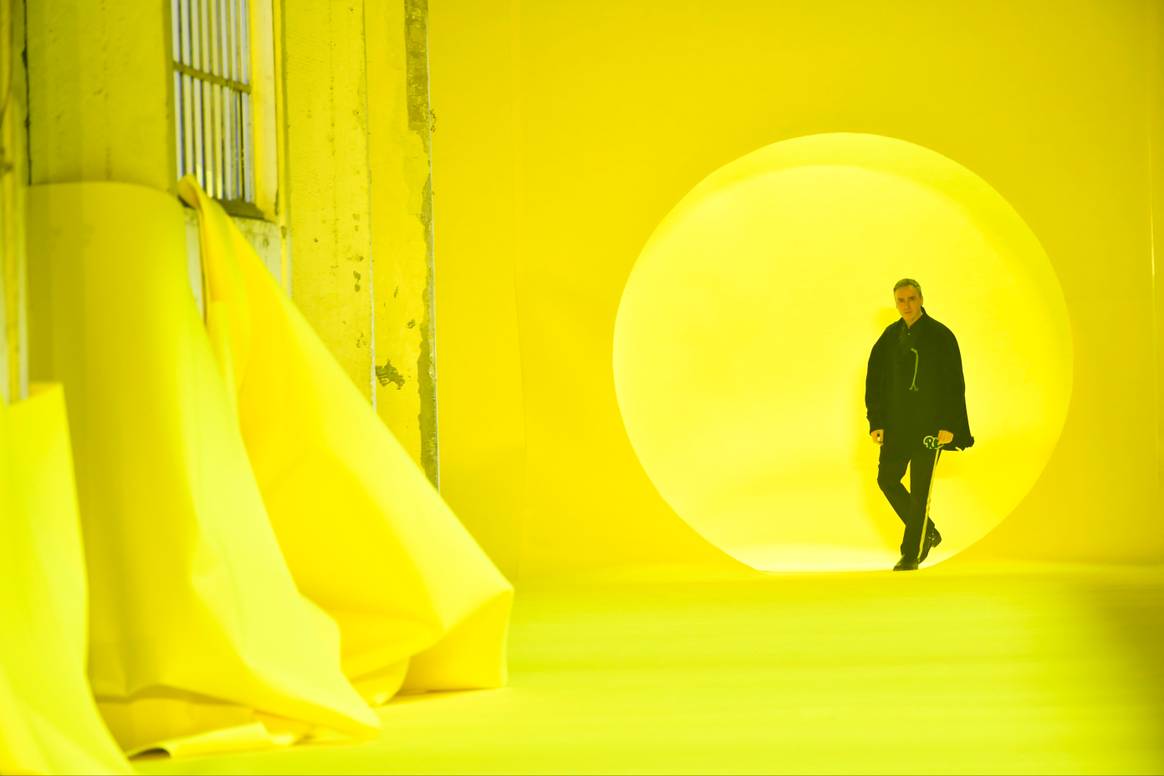 Ontwerper Raf Simons neemt een buiging na afloop van de AW20-presentatie