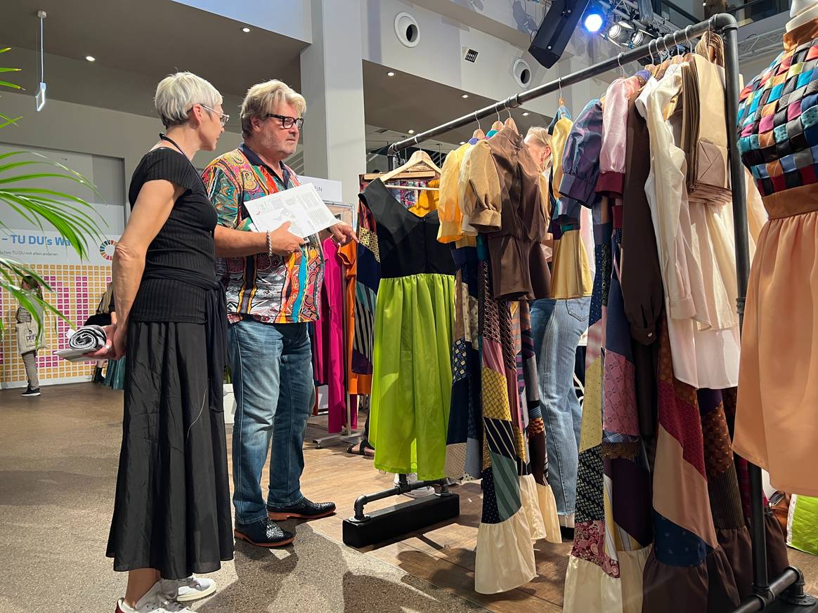 Interessierte Endkundschaft am Stand von Sinah Schlemmer. Bild: FashionUnited