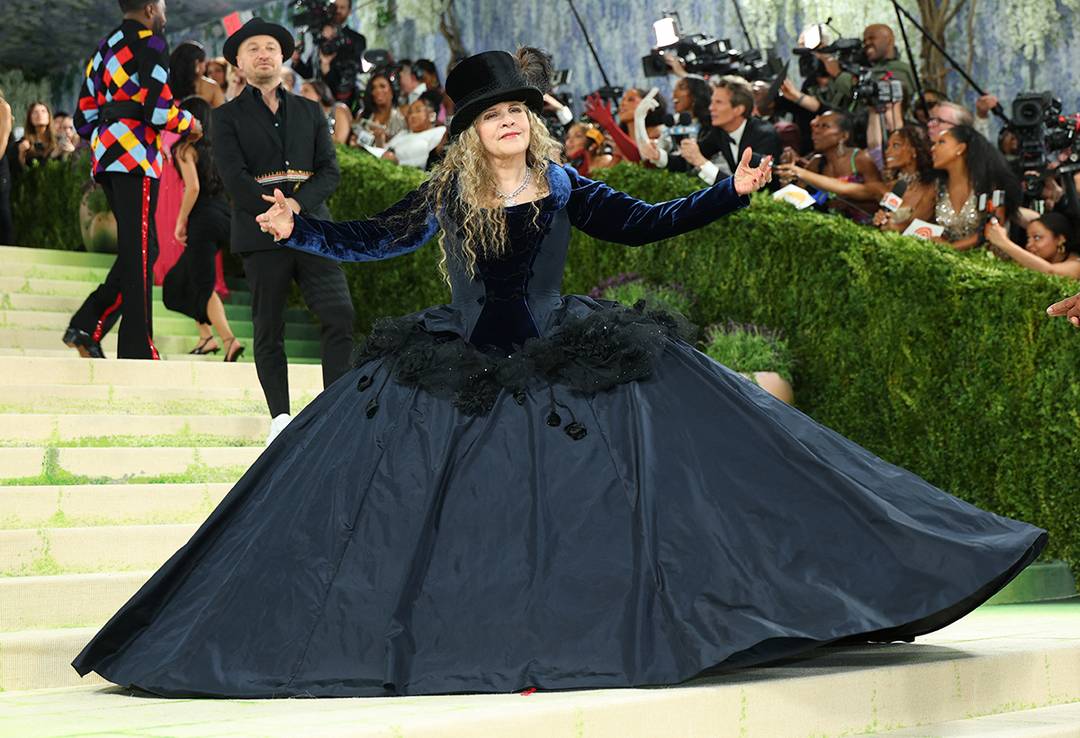 La cantautora estadounidense Stevie Nicks con el primer diseño de John Galliano para Zara, durante la Met Gala de 2026 el de mayo en Nueva York (Estados Unidos).