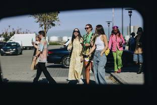Parejas, moda fetichista y crochet: los estilos callejeros SS23 de Copenhague