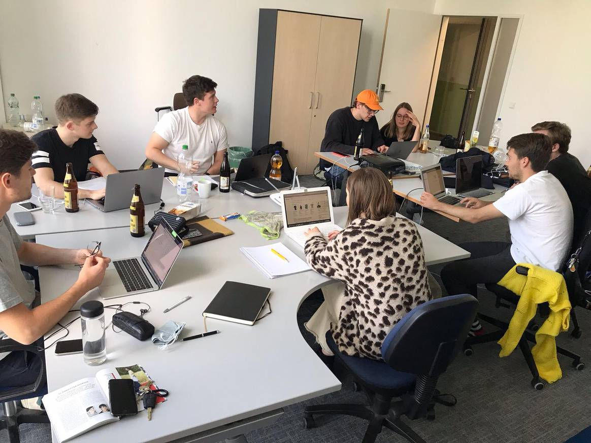 Das junge Team bei einem der wenigen persönlichen Meetings