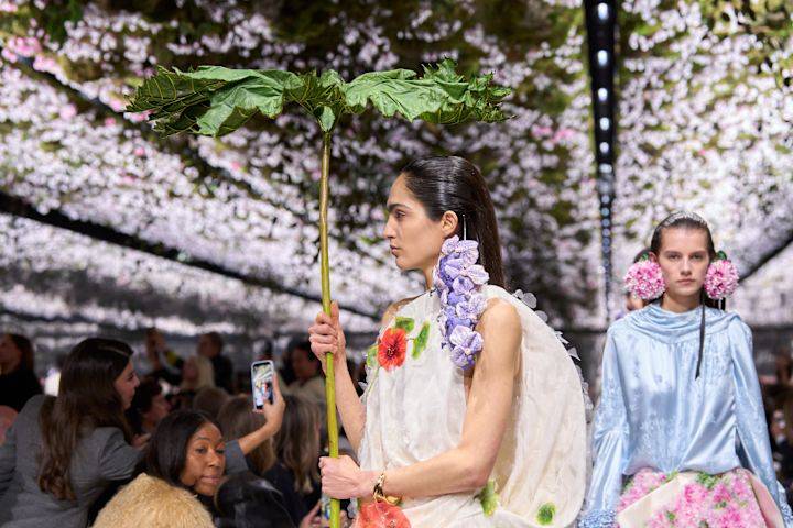 Im-Blumenmeer-Jonathan-Andersons-Couture-Deb-t-f-r-Dior