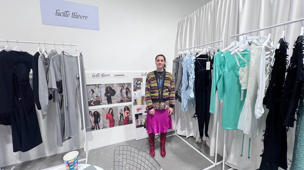 Lucille Thièvre, revelación moda 2024 (Gran Premio de la Creación de la Ciudad de París 2024) en el showroom Sphère