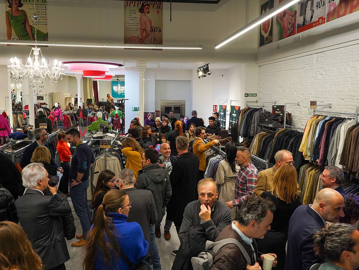 Interior de la nueva tienda de Humana en el número 21 de la calle de la Portaferrissa de Barcelona (España).