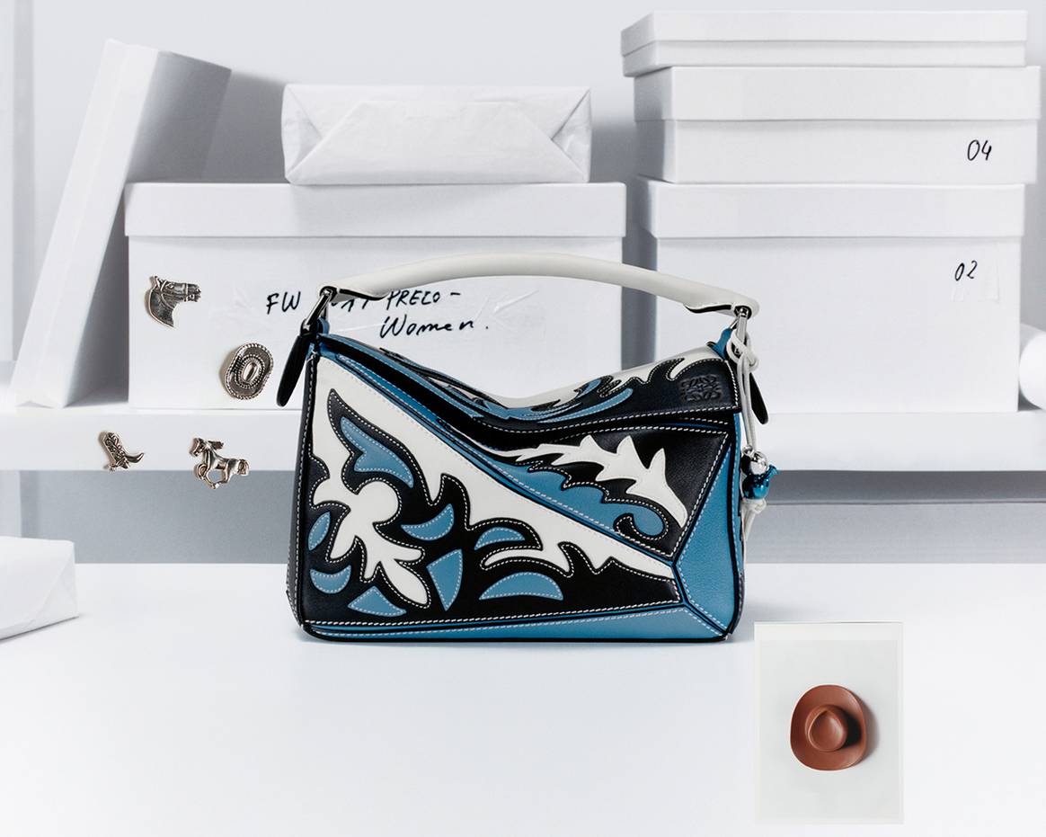 Modelo de la colección cápsula de aniversario “Puzzle 10” de Loewe por los 10 años del lanzamiento del bolso Puzzle.