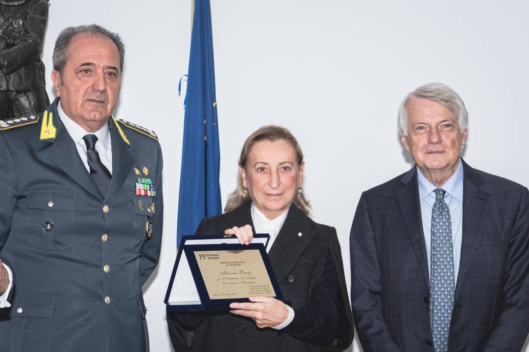 Miuccia Prada premiata dal Generale di corpo d’armata Fabrizio Carrarini e da Ferruccio de Bortoli