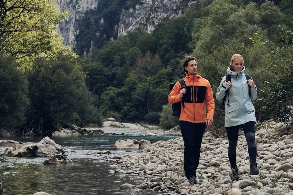Technische-Outdoorjacken-wasserdicht-winddicht-und-atmungsaktiv-erkl-rt