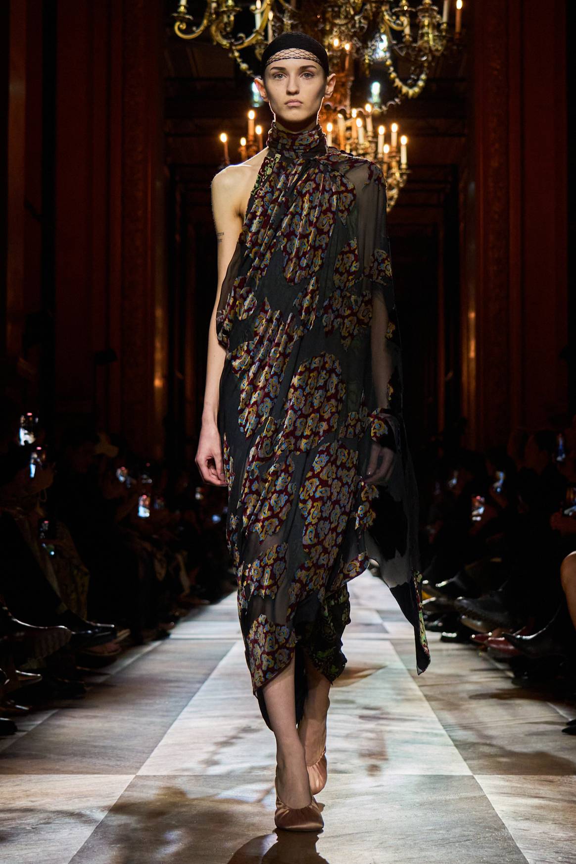 Un inicio sombrío para el desfile FW25 de Dries van Noten.