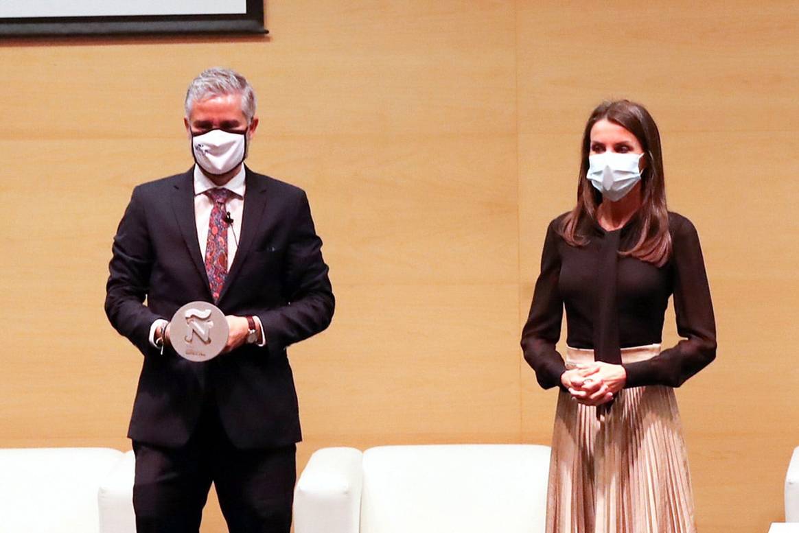 La Reina Letizia hace entrega de los VI Premios Nacionales de la Industria de la Moda