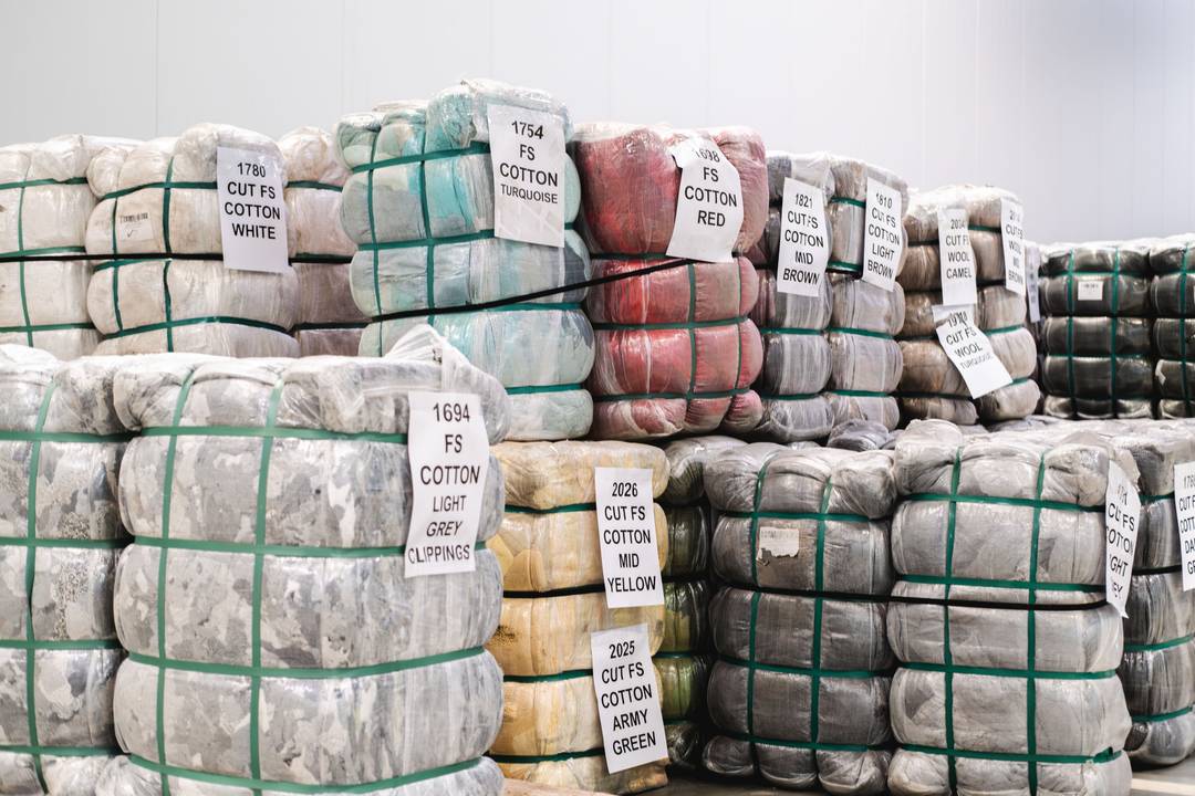 Ballen von Textilien, die recycelt werden sollen.
