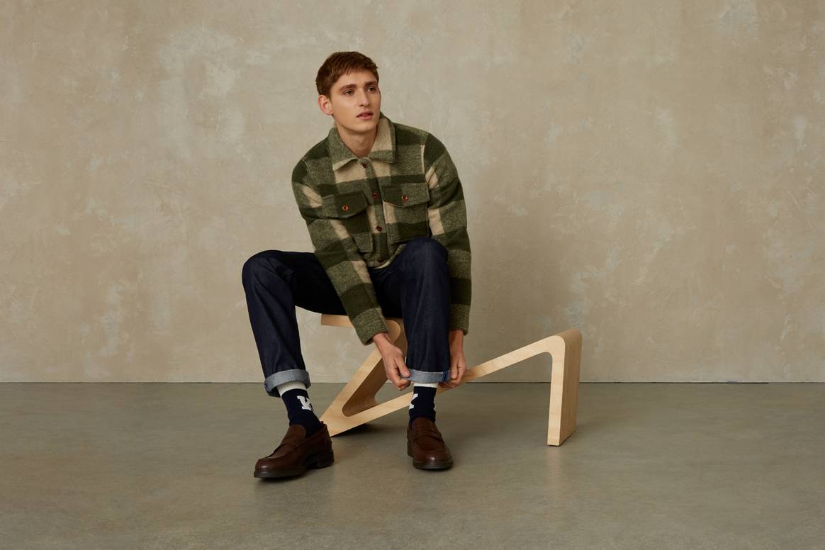 Un detalle distintivo del denim es que los hilos azules están en el exterior y los hilos naturales están en el interior. Puedes ver eso en el dobladillo del pantalón que aparece en la foto. Imagen: Kings of Indigo FW22 vía UPR PR NL. Imagen: Vaqueros fabricados íntegramente con fibras recicladas postconsumo, desarrollados por Mud Jeans y la Universidad de Ciencias Aplicadas de Saxion. Crédito: Mud Jeans y Saxion vía Mediatic PR
