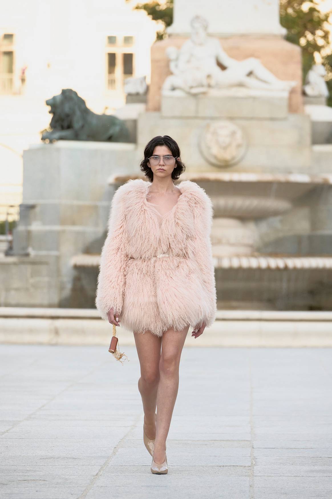 Diseño de Duyos. Desfile inaugural de Madrid es Moda en la plaza de Oriente de Madrid, el sábado 13 de septiembre de 2025.