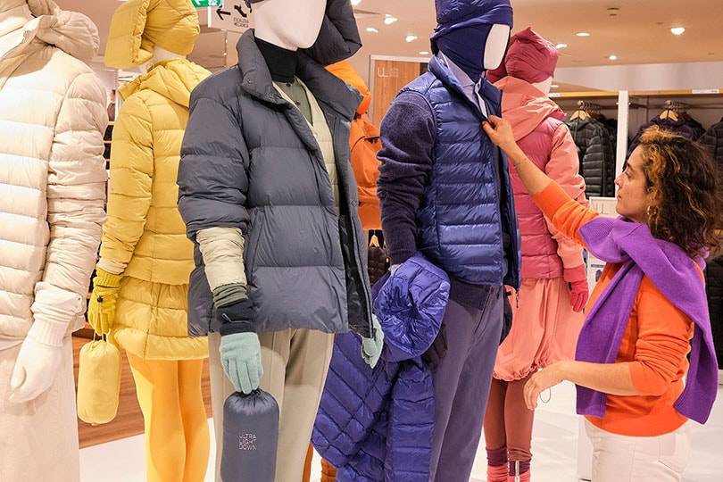 Uniqlo cierra un año de éxitos en Madrid: del triunfo de sus plumas al de su colección con JW Anderson