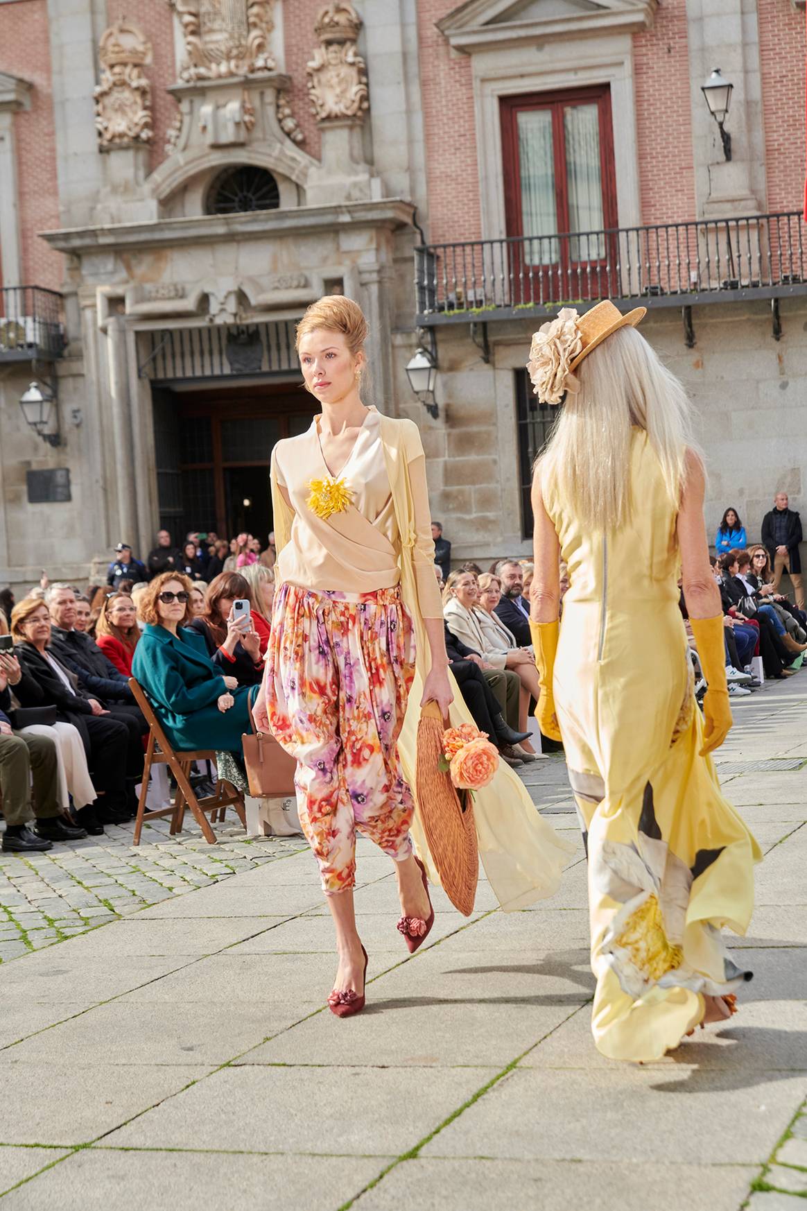 Desfile inaugural en la plaza de la Villa de Madrid de Madrid es Moda, celebrado el jueves 13 de febrero de 2025 en Madrid (España).