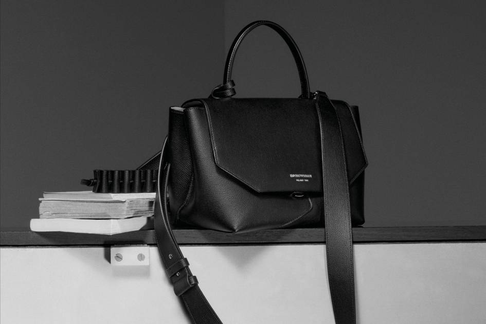 Emporio-Armani-lanciert-Taschenkollektion-1981-mit-von-Origami-inspirierten-Details