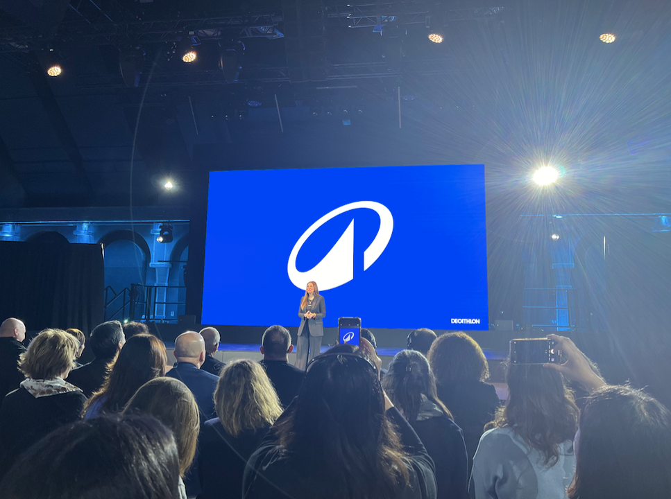 Celine Del Genes, la CCO de Decathlon lors de la présentation du nouveau logo.