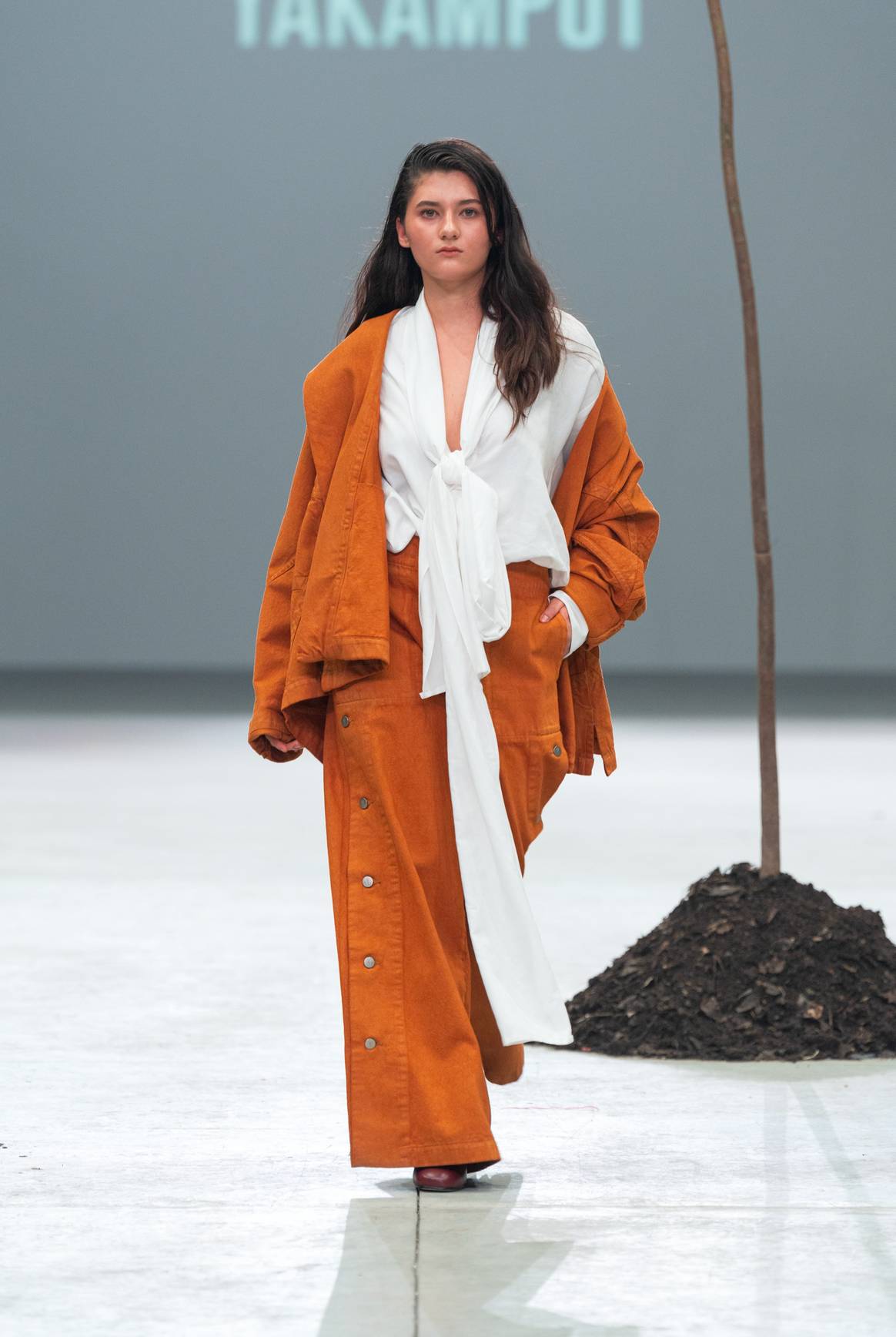 Varios pantalones presentaron botones a los costados.