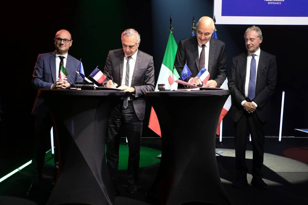 oto:  Pascal Morand (Fhcm), Carlo Capasa, (Cnmi), Sébastien Martin e Adolfo Urso al momento della firma