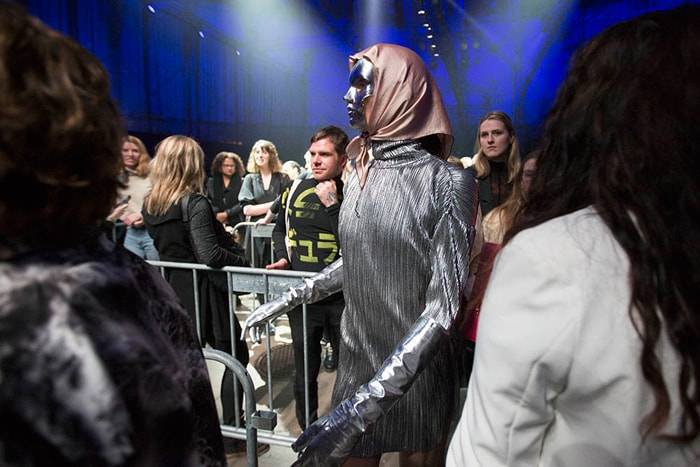 Maison the Faux houdt spiegel voor aan publiek Amsterdam Fashion Week