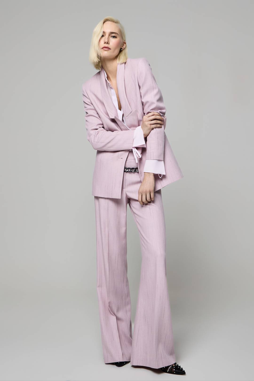 Tra i tessuti utilizzati: tweed ricamato illuminato da micro-dettagli scintillanti, gessato in lana, cachemire e sete fluide