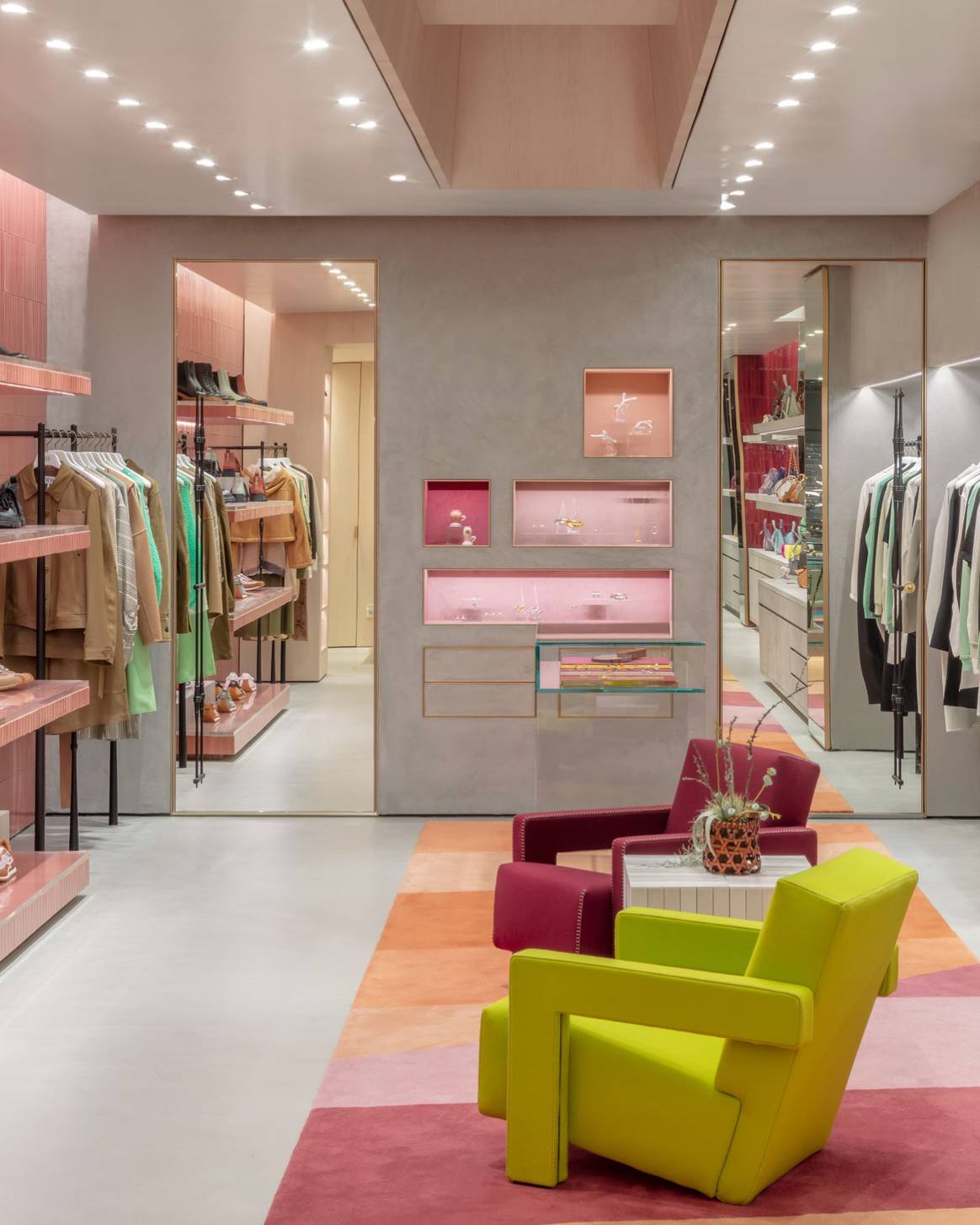 Achterin de winkel staan twee 'Utrecht'-stoelen van Rietveld. Beeld: Loewe
