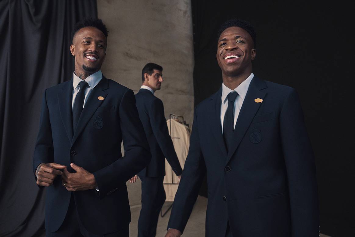Jugadores del Real Madrid con la nueva indumentaria para el equipo diseñada por Louis Vuitton.