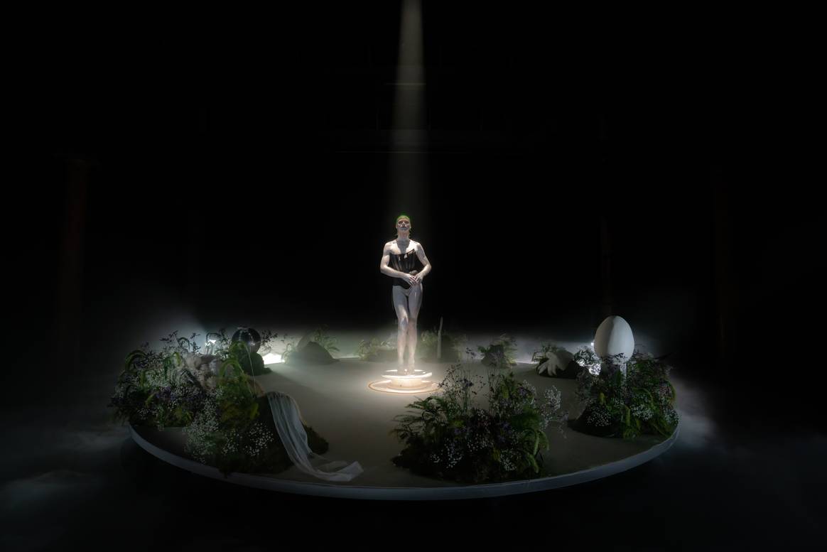 Still uit de performance '12', een samenwerking tussen Maison the Faux en Stef Van Looveren. Foto: Atelier Pamfilie